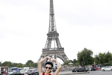 Kim Tuyến cùng mẹ khám phá Paris