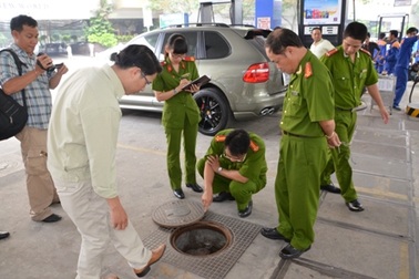 TPHCM: Tạm đình chỉ nhiều cửa hàng xăng dầu không an toàn