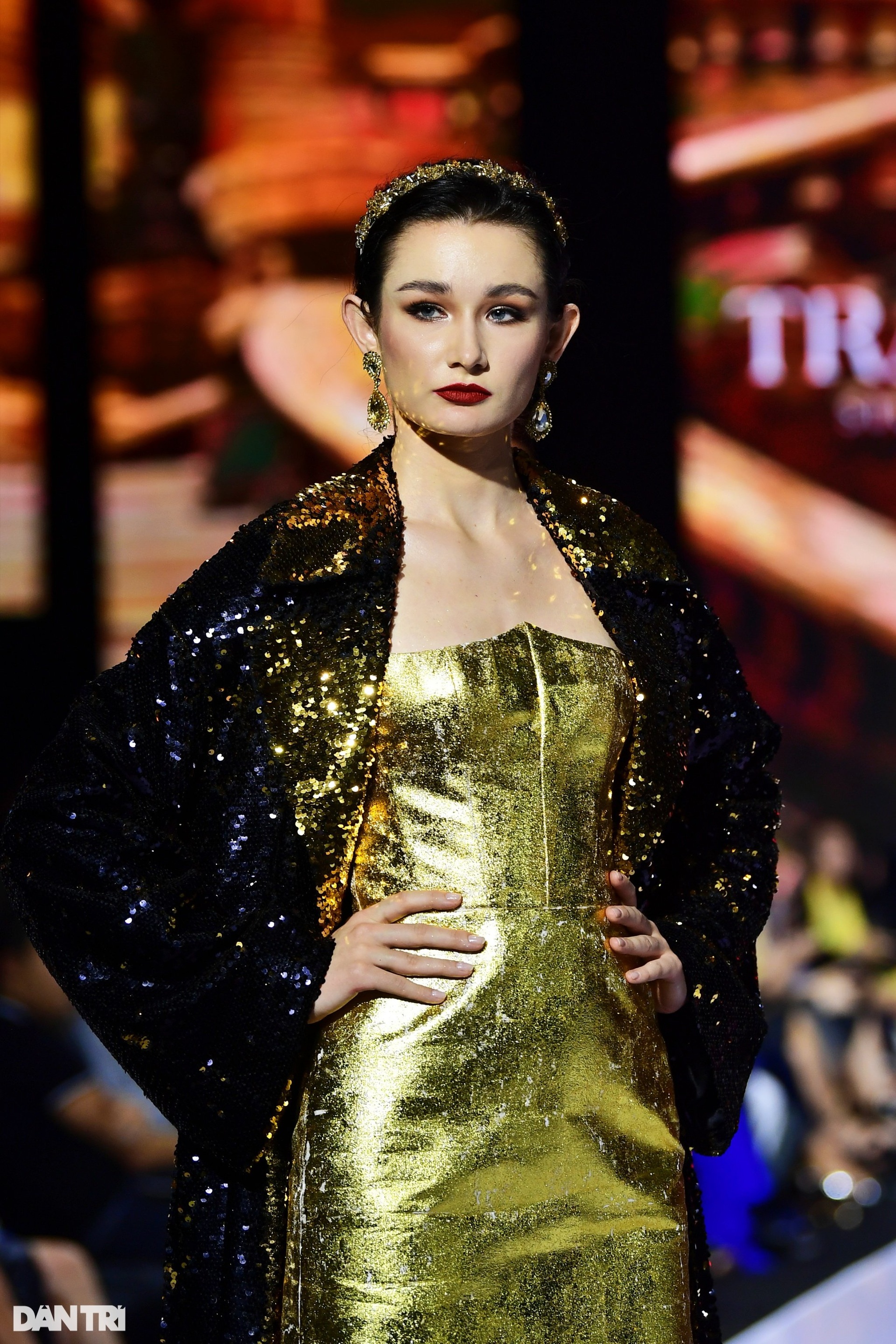 Mãn nhãn trước những thiết kế váy hoàng hậu của nhà mốt Việt - 12 Mãn nhãn trước những thiết kế váy hoàng hậu của nhà mốt Việt - 12