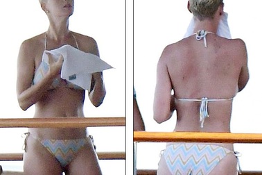 Katy Perry khoe dáng săn chắc trong bộ áo tắm hai mảnh