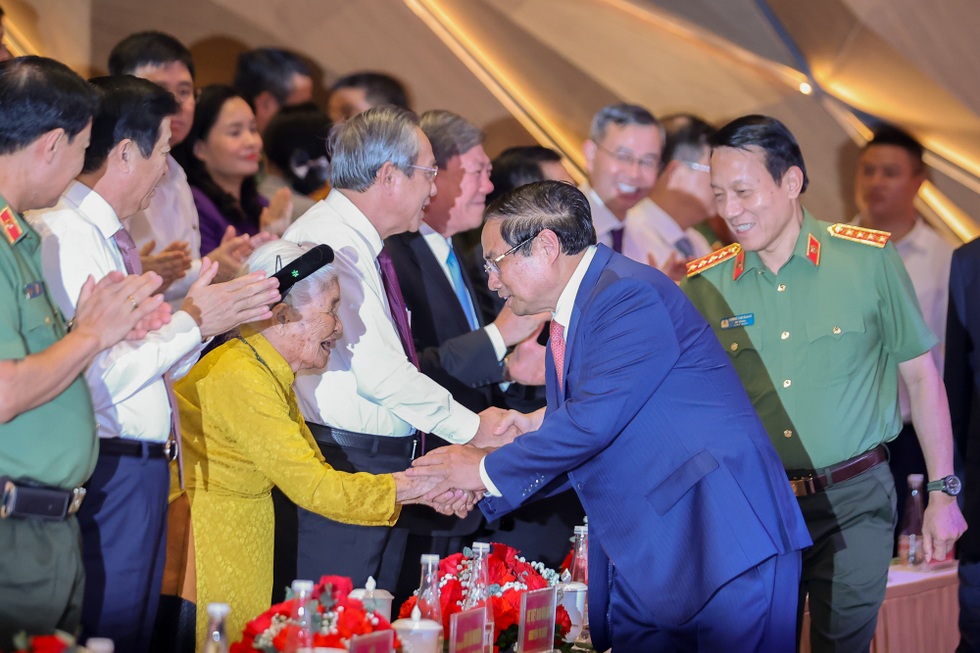 “Công an không chỉ bảo vệ pháp luật mà còn là người bạn đồng hành của dân” - 1 “Công an không chỉ bảo vệ pháp luật mà còn là người bạn đồng hành của dân” - 1