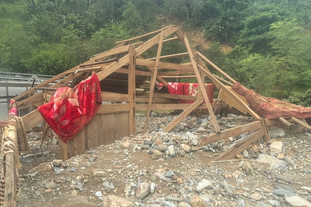 Người dân miền tây xứ Nghệ cần gì sau cơn lũ dữ càn quét tan hoang? - 2 Người dân miền tây xứ Nghệ cần gì sau cơn lũ dữ càn quét tan hoang? - 2