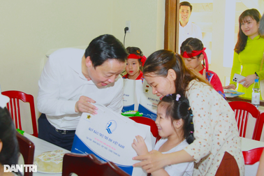 Phó Thủ tướng, Bộ trưởng thăm, tặng quà trẻ em dịp Tết thiếu nhi