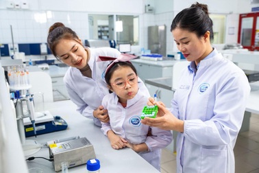 Hồng Diễm trải nghiệm 4 “cửa ải” kiểm soát chất lượng “gắt” của sữa tươi Cô Gái Hà Lan