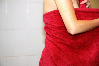 Lời khuyên của chuyên gia vi sinh học về tần suất giặt khăn tắm