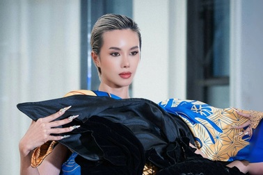 "Chị đẹp" Hà Kino gây ấn tượng khi làm vedette trên sàn diễn New York