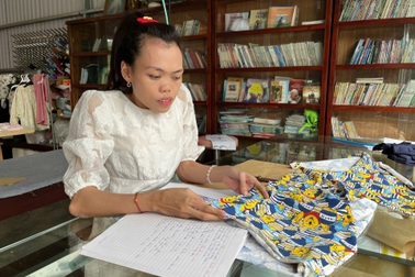 Cô gái Nam Định cao 1,25m nổi tiếng mạng xã hội khi làm thợ may ở tuổi 34