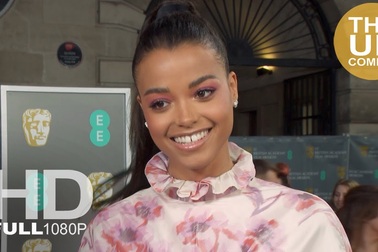 Ella Balinska thanh lịch trên thảm đỏ