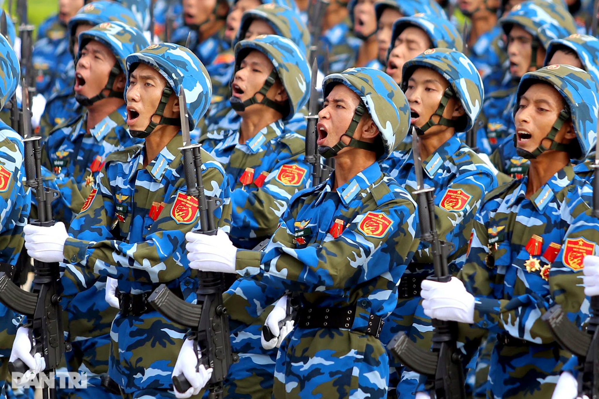 Ngắm Lễ diễu binh hùng tráng, rộn ràng đường phố Thủ đô dịp Quốc khánh 2015 - 11 Ngắm Lễ diễu binh hùng tráng, rộn ràng đường phố Thủ đô dịp Quốc khánh 2015 - 11