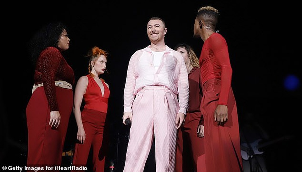 Sam Smith điệu đà diện cây đồ hồng lên sân khấu - 6 Sam Smith điệu đà diện cây đồ hồng lên sân khấu - 6
