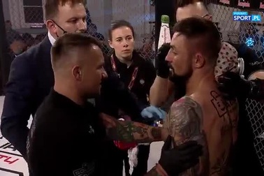 Võ sĩ hạ gục đối thủ bằng tuyệt kỹ "đầu gối bay" đẹp mắt