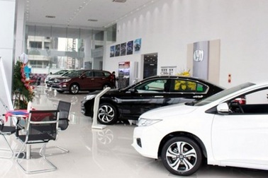 Ô tô vẫn đại hạ giá, đại lý cắn răng chịu lỗ