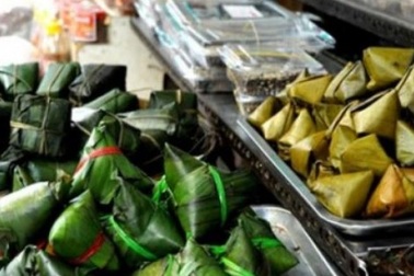 Gần tết Đoan Ngọ, bánh ú tro, lá xông nhộn nhịp “xuống đường”