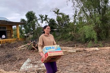 Vượt lũ, chuyến hàng cứu trợ của bạn đọc Dân trí ủng hộ Rào Trăng 3