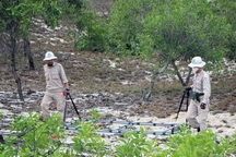 Hầm vật liệu nổ với hàng chục quả bom chùm nằm dưới nền đường
