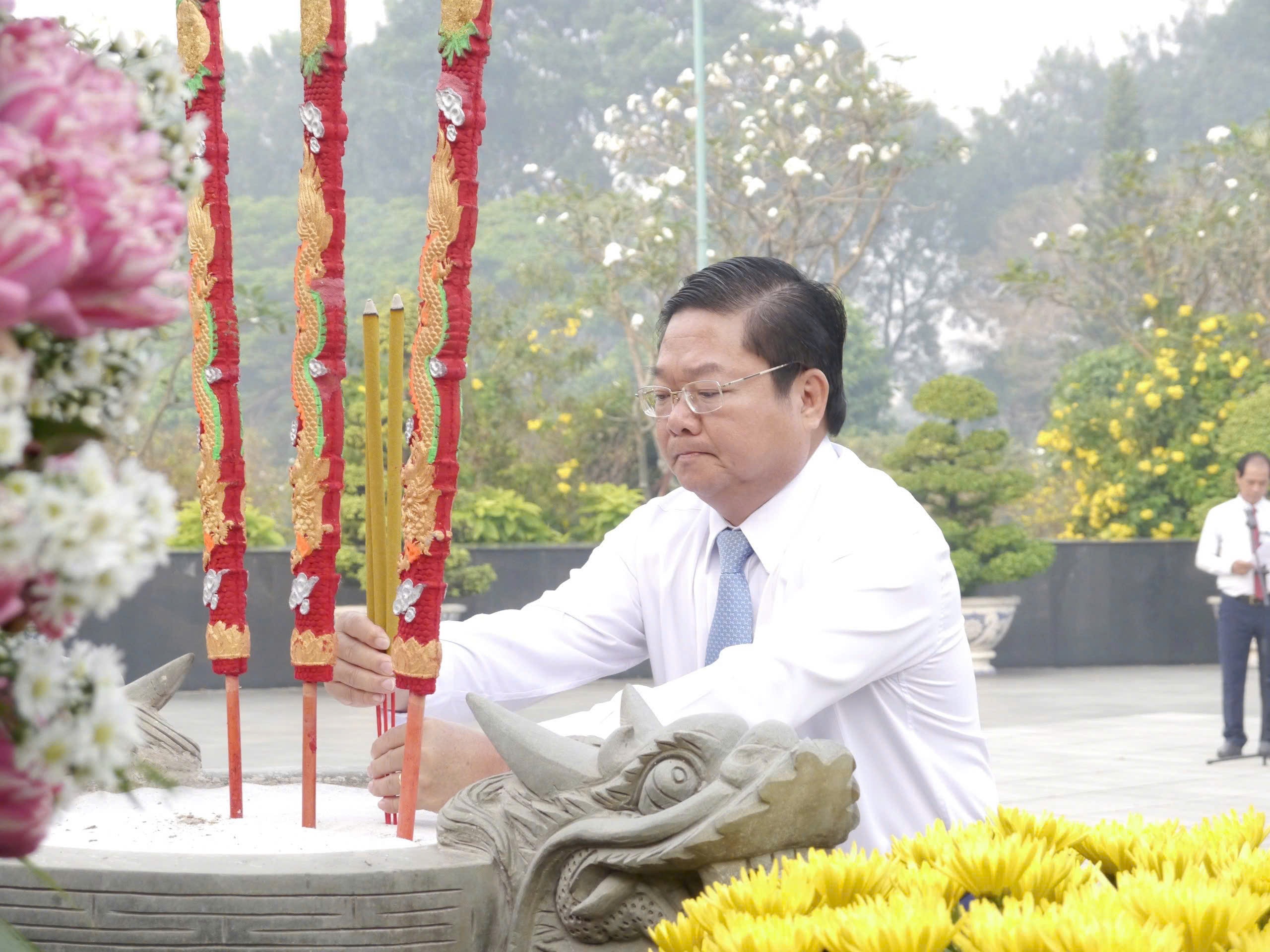 មន្ត្រីមន្ទីរការងារ យុទ្ធជនពិការ និងសង្គមកិច្ច អុជធូបរំលឹកវិញ្ញាណក្ខន្ធយុទ្ធជនពិការ - ៤. Cán bộ ngành LĐ,TBXH dâng hương tưởng niệm liệt sĩ - 4