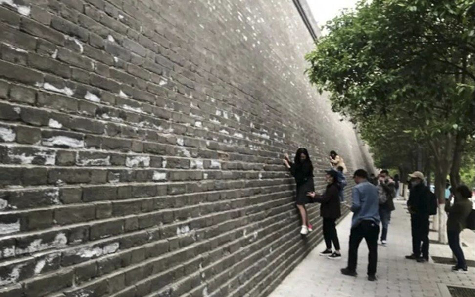 Khách Trung Quốc bị lên án vì ý thức kém tại các điểm du lịch - 1 Khách Trung Quốc bị lên án vì ý thức kém tại các điểm du lịch - 1