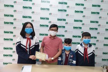 Hai em học sinh đến báo Dân trí ủng hộ tuyến đầu chống "giặc" Covid - 19