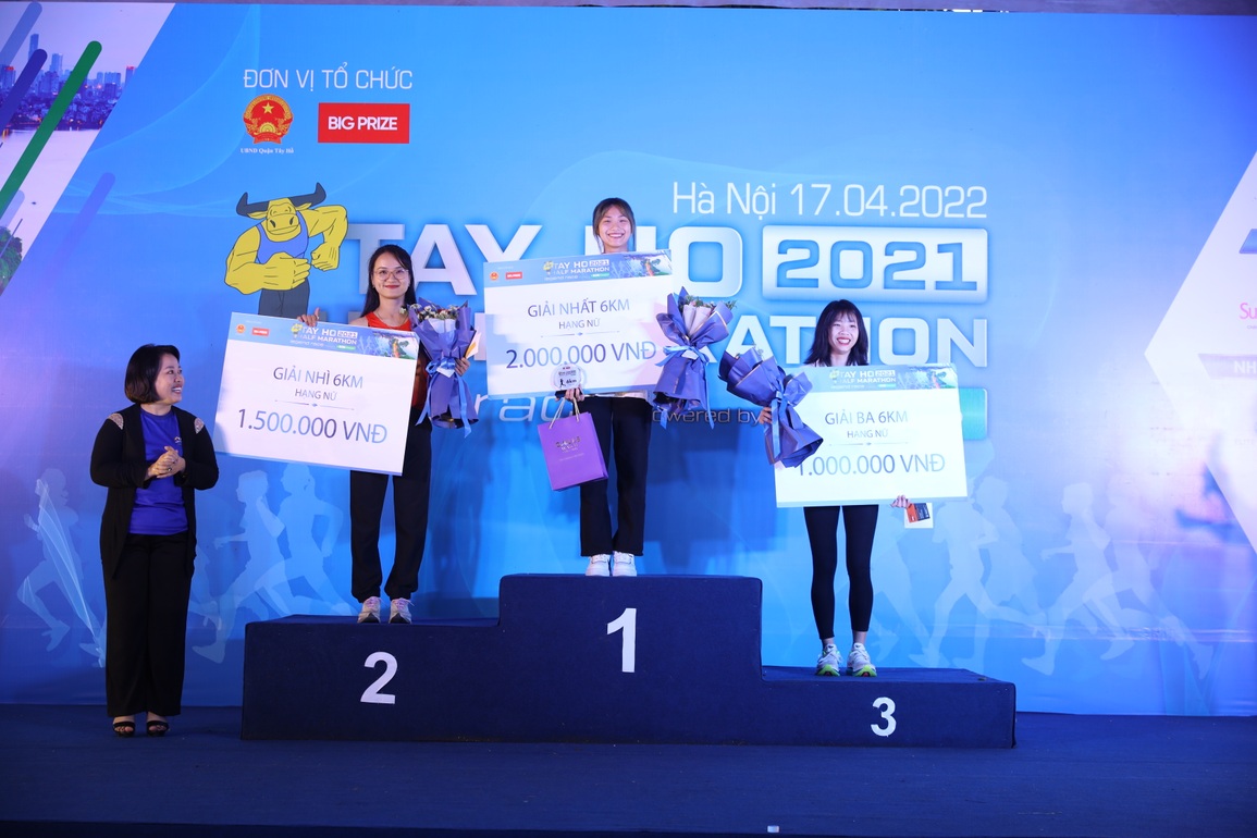 Gần 3000 vận động viên chạy trên cung đường tuyệt đẹp với chuyên môn cao - 3 Gần 3000 vận động viên chạy trên cung đường tuyệt đẹp với chuyên môn cao - 3