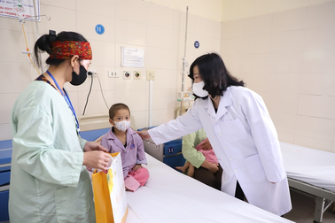 Bộ trưởng Bộ Y tế tặng quà bệnh nhi ung thư