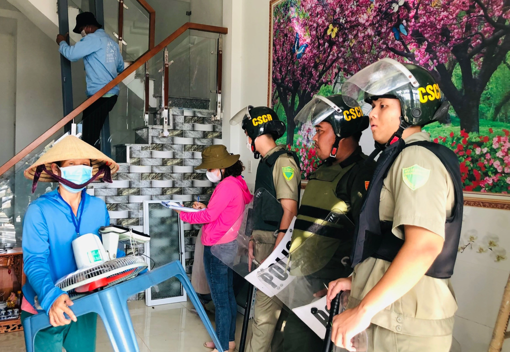 Cưỡng chế tháo dỡ 12 căn nhà liền kề xây dựng không phép - 2 Cưỡng chế tháo dỡ 12 căn nhà liền kề xây dựng không phép - 2