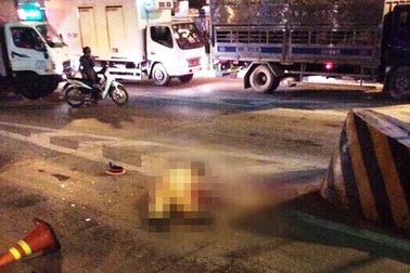 Thiếu tá CSGT bị tông chết sau khi bám gương chiếu hậu, trượt ngã