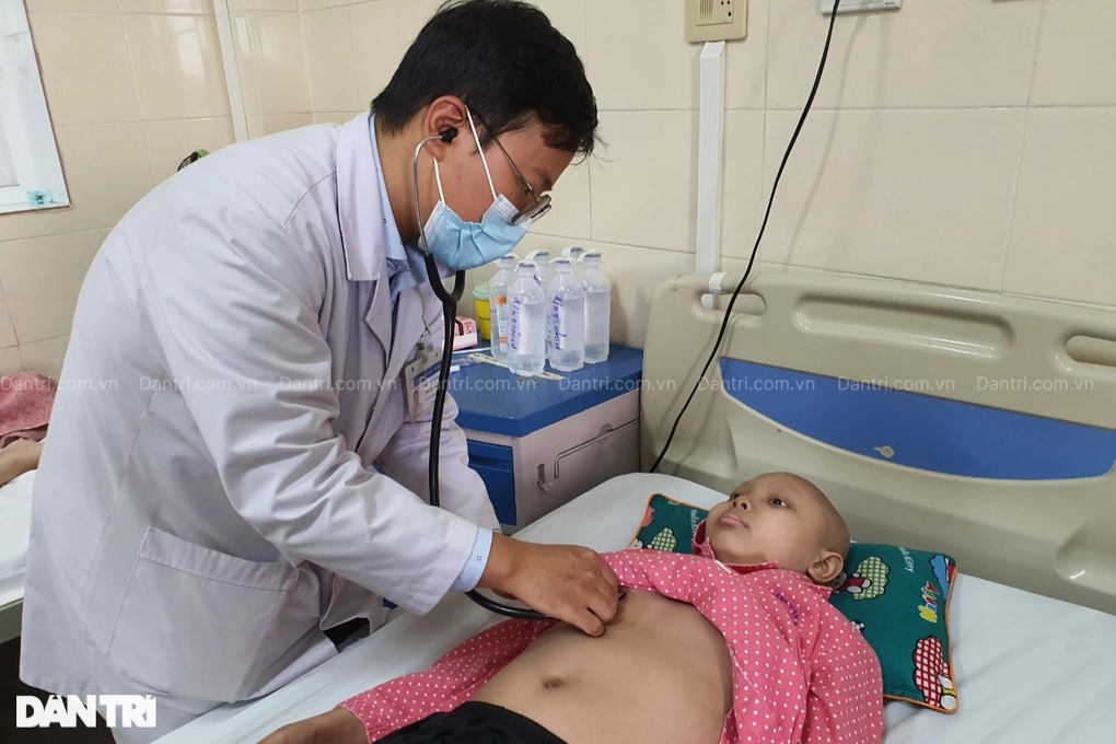 Ánh mắt khát sống của cậu bé mắc ung thư hiếm gặp - 1 Ánh mắt khát sống của cậu bé mắc ung thư hiếm gặp - 1