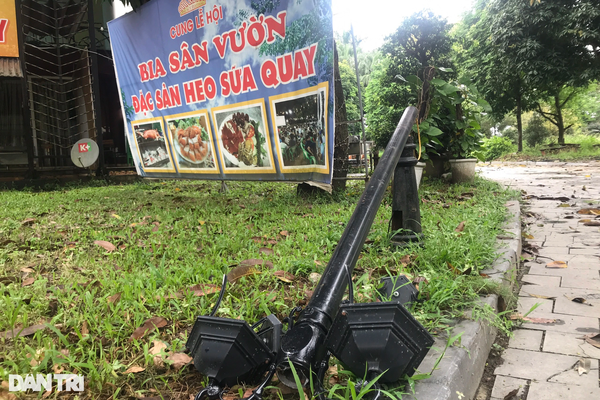 Cung lễ hội tại đất vàng giữa thành Vinh hoang tàn, nhếch nhác - 4 Cung lễ hội tại đất vàng giữa thành Vinh hoang tàn, nhếch nhác - 4