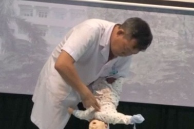 Bé trai 2 tuổi sống thực vật sau hóc nhãn vì sai lầm trong sơ cứu