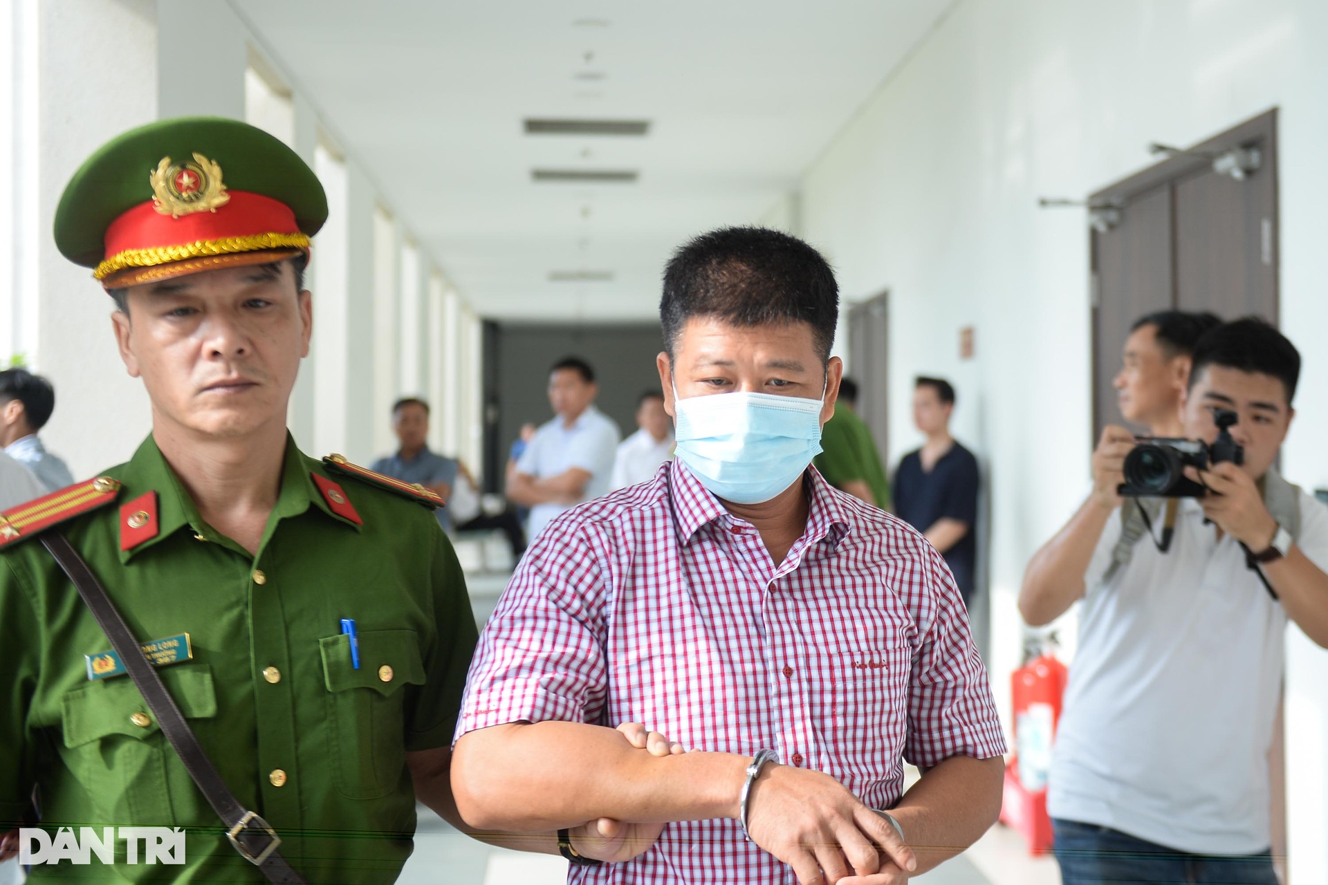 Cựu Bí thư Vĩnh Phúc Hoàng Thị Thuý Lan cúi gằm mặt đến toà - 5