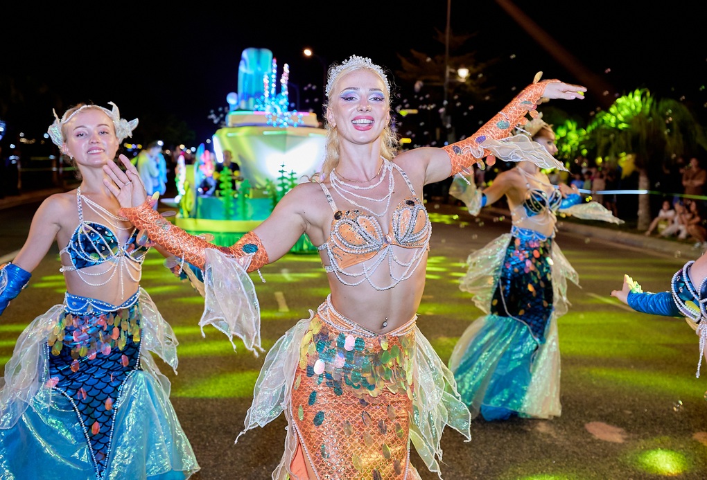 Những vũ công khoe vẻ gợi cảm trong lễ hội Carnival Đà Nẵng - 4 Những vũ công khoe vẻ gợi cảm trong lễ hội Carnival Đà Nẵng - 4