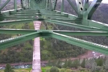 Cô gái mạo hiểm chụp ảnh trên thành cây cầu cao nhất bang California (Mỹ)