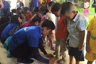 Niềm vui trong ngày Tết Thiếu nhi của trẻ em dân tộc Vân Kiều