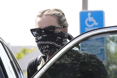 Margot Robbie biến khăn thành "khẩu trang"