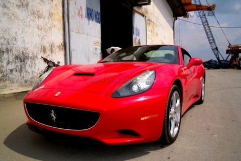 Siêu xe Ferrari California lăn bánh tại Việt Nam