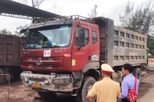 Nhiều tài xế bất ngờ xé tem đăng kiểm khi bị kiểm tra