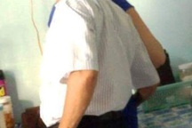 Phó Giám đốc Sở quàng tay vào đùi nữ tạp vụ để… lấy điện thoại