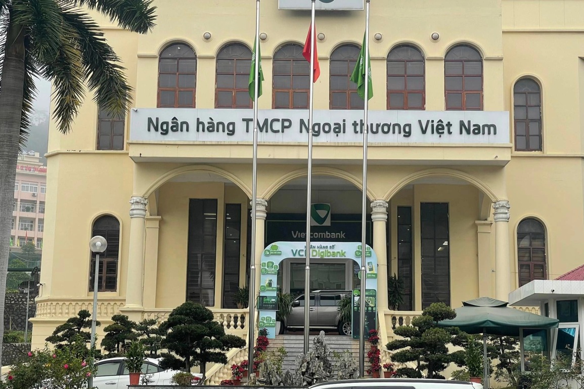 Lời khai của kẻ lao vào ngân hàng hô cho nổ bom banh xác: Do túng quẫn! - 1 Lời khai của kẻ lao vào ngân hàng hô cho nổ bom banh xác: Do túng quẫn! - 1
