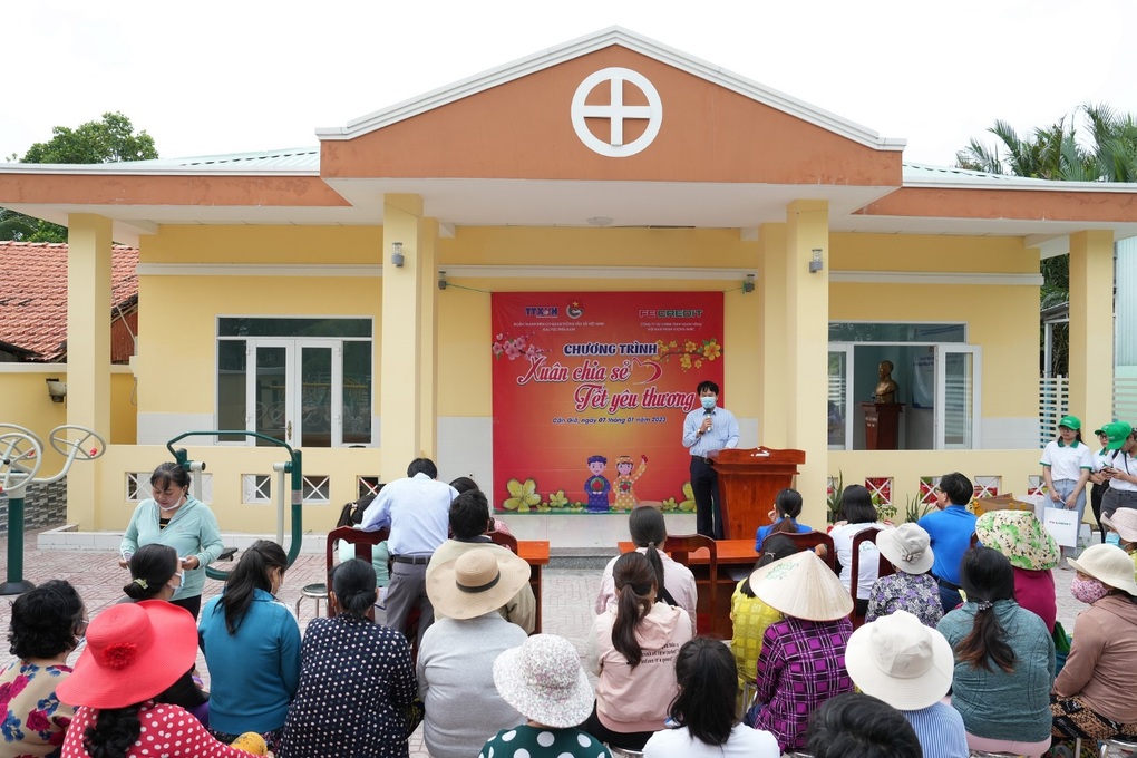 FE Credit mang Xuân chia sẻ - Tết yêu thương đến bà con nghèo huyện Cần Giờ - 1 FE Credit mang Xuân chia sẻ - Tết yêu thương đến bà con nghèo huyện Cần Giờ - 1