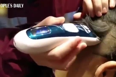 Y tá Trung Quốc cắt tóc để đối phó dịch corona