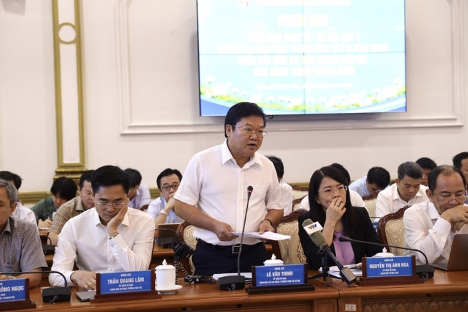 Giá đốc Sở LĐ-TB&XH TP.HCM Lê Văn Thinh báo cáo tại phiên họp.