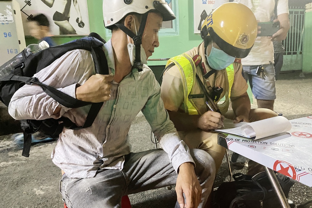 CSGT lập chốt sát nhà hàng tiệc cưới, nhiều người ở TPHCM bị phạt - 2 CSGT lập chốt sát nhà hàng tiệc cưới, nhiều người ở TPHCM bị phạt - 2