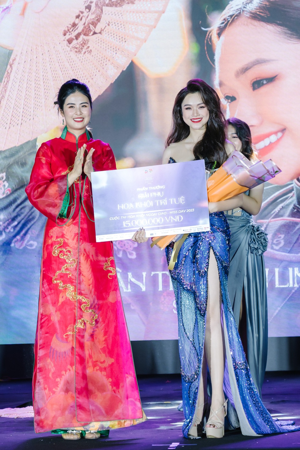 Tân Hoa khôi Ngoại giao: Giỏi 2 ngoại ngữ, đạt học bổng trường ở Trung Quốc - 2 Tân Hoa khôi Ngoại giao: Giỏi 2 ngoại ngữ, đạt học bổng trường ở Trung Quốc - 2