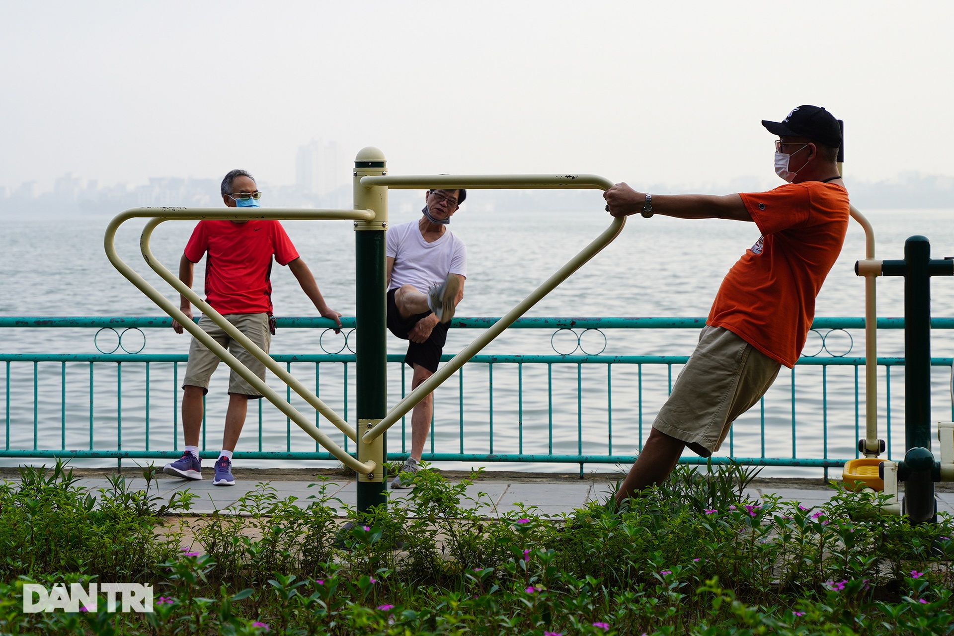 Sau nới lỏng, người dân Hà Nội đổ ra đường tập thể dục từ tờ mờ sáng - 18 Sau nới lỏng, người dân Hà Nội đổ ra đường tập thể dục từ tờ mờ sáng - 18