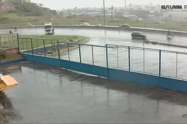 Xe đầu kéo văng 360 độ trên mặt đường trơn gây kinh hãi