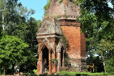 Khám phá tháp Chăm cổ 1.000 năm tuổi "độc nhất vô nhị" ở Quảng Nam