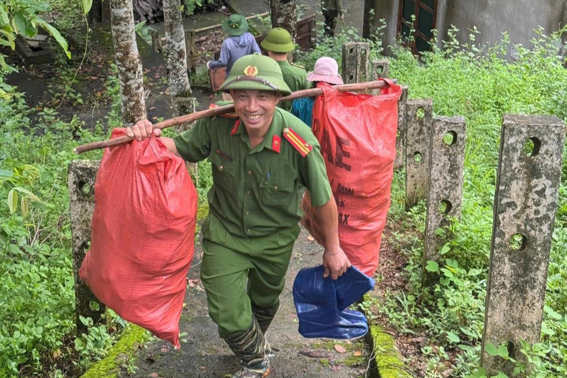 Trung úy công an lặng người trước cảnh nhà mình sau những ngày lo việc dân - 4 Trung úy công an lặng người trước cảnh nhà mình sau những ngày lo việc dân - 4