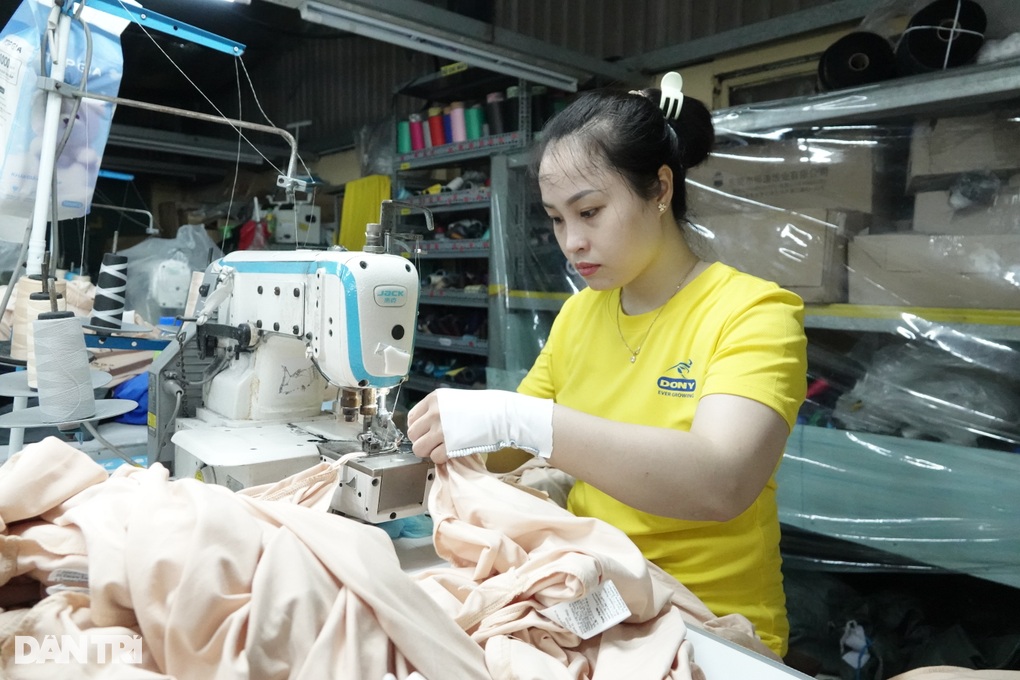 Công nhân hào hứng đăng ký làm thêm dịp nghỉ lễ 30/4 - 2 Công nhân hào hứng đăng ký làm thêm dịp nghỉ lễ 30/4 - 2