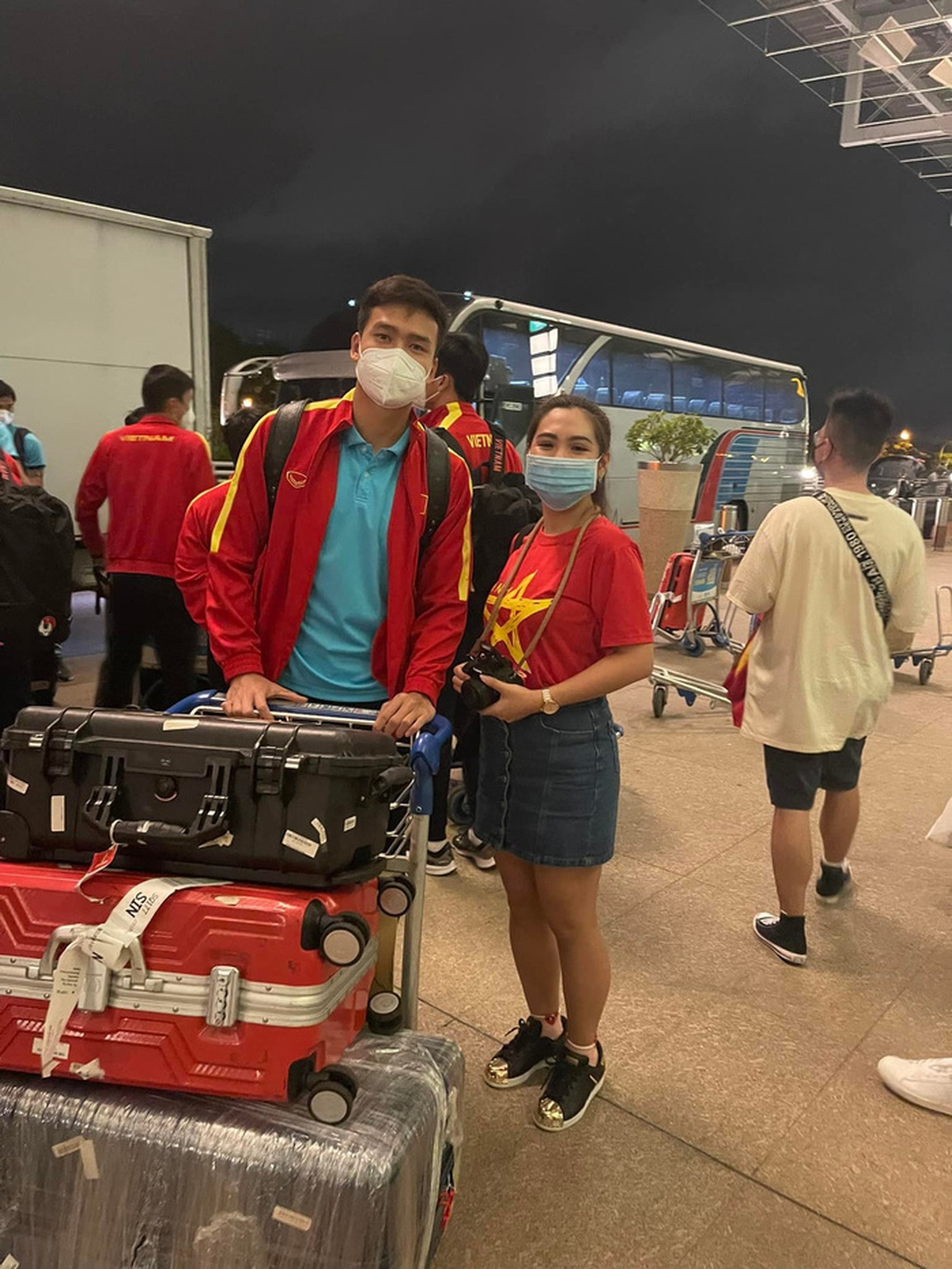 Người hâm mộ ra sân bay Singapore tiễn đội tuyển Việt Nam về nước - 2 Người hâm mộ ra sân bay Singapore tiễn đội tuyển Việt Nam về nước - 2