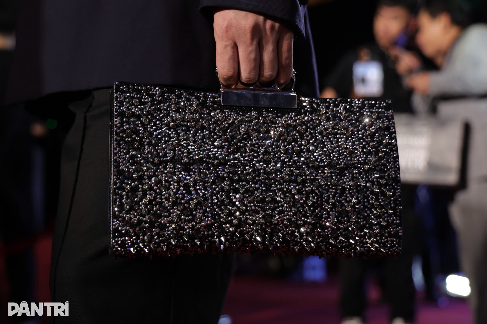 Tùng Dương “chặt chém” thảm đỏ với trang phục hàng hiệu giá nửa tỷ đồng - 3 Tùng Dương “chặt chém” thảm đỏ với trang phục hàng hiệu giá nửa tỷ đồng - 3